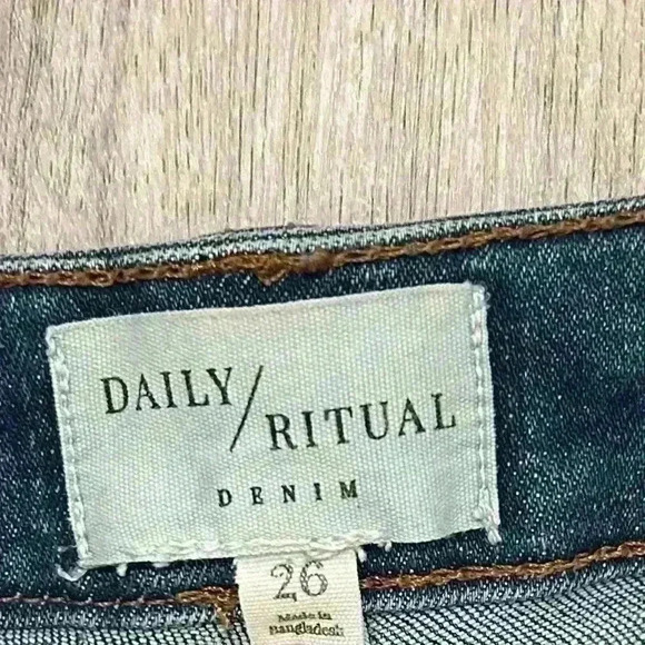 Daily Ritual Denim Cuffed Cutoff 4” Jean Shorts Mid Rise Medium Wash Size 26” - Picture 2 of 8